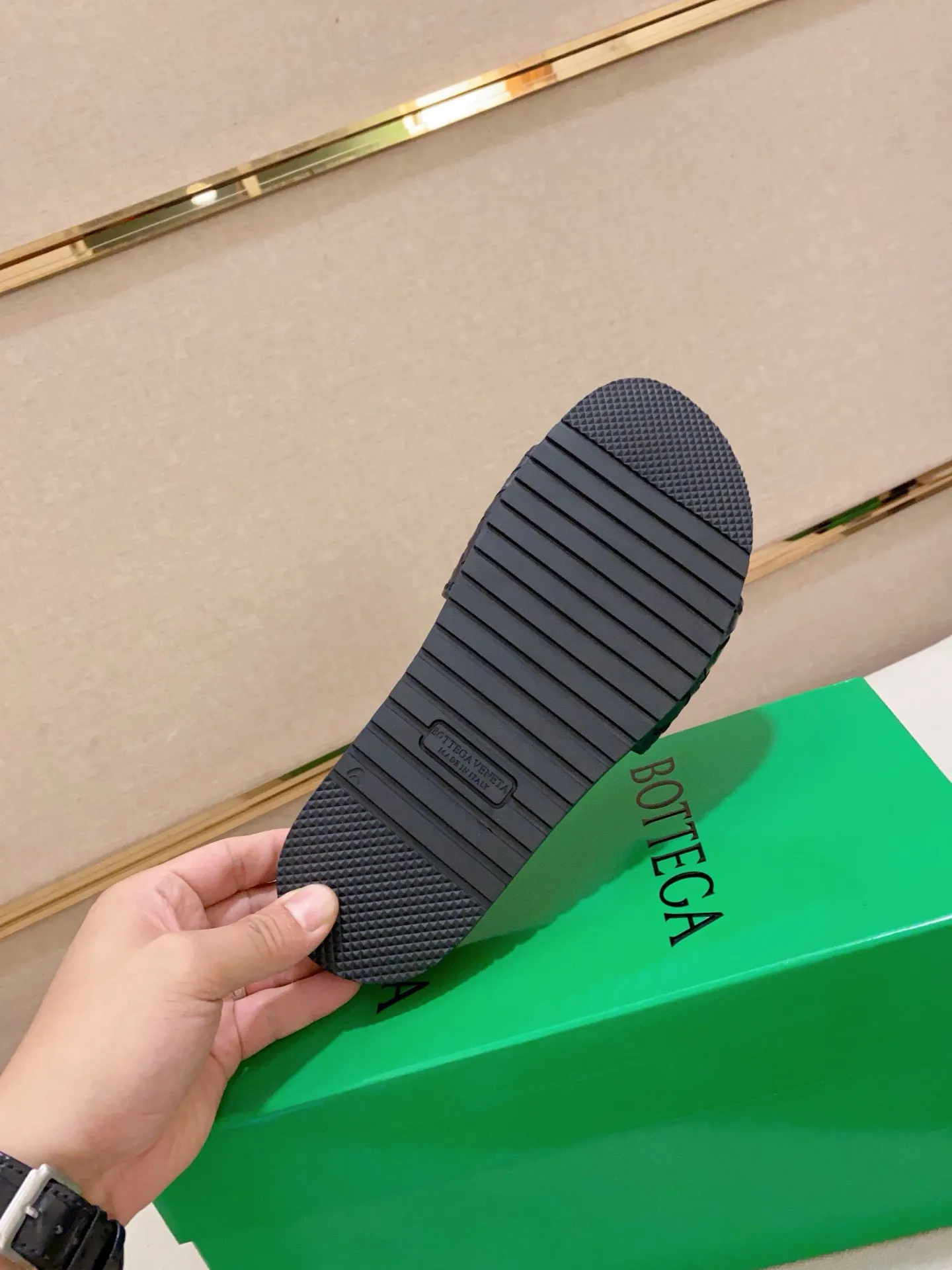 Men's shoes 💰: 320💰[BV~Bottega Veneta] Trendy new slippers are on the market. Same style as the official website. Counter quality [strong][strong][strong] Selected cow patent leather weaving. High-end atmosphere. Very cost-effective. Original wear-resistant rubber outsole. Fine workmanship. The upper layer of materials is used. The quality is visible. Shoe size 38-45.
